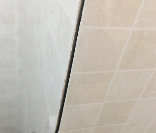 井陉瓷砖空鼓维修公司分享阳台瓷砖脱落的修复过程可以分为以下几个步骤